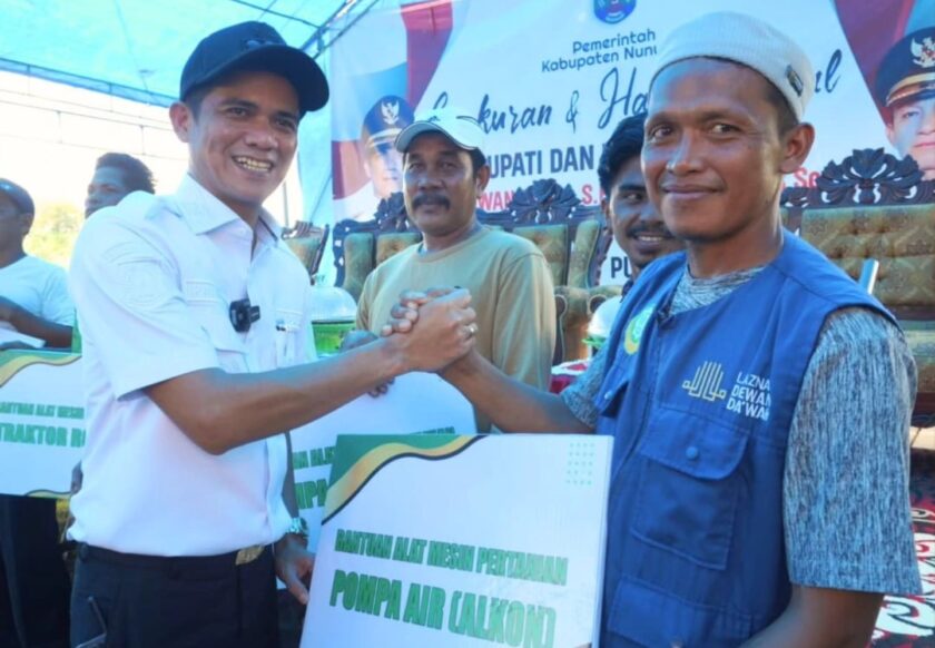 Bupati Nunukan, H. Irwan Sabri secara simbolis memberikan bantuan Alsintan kepada petani di Sebatik