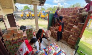 Petugas BPBD saat menyalurkan bantuan kepada warga Sembakung