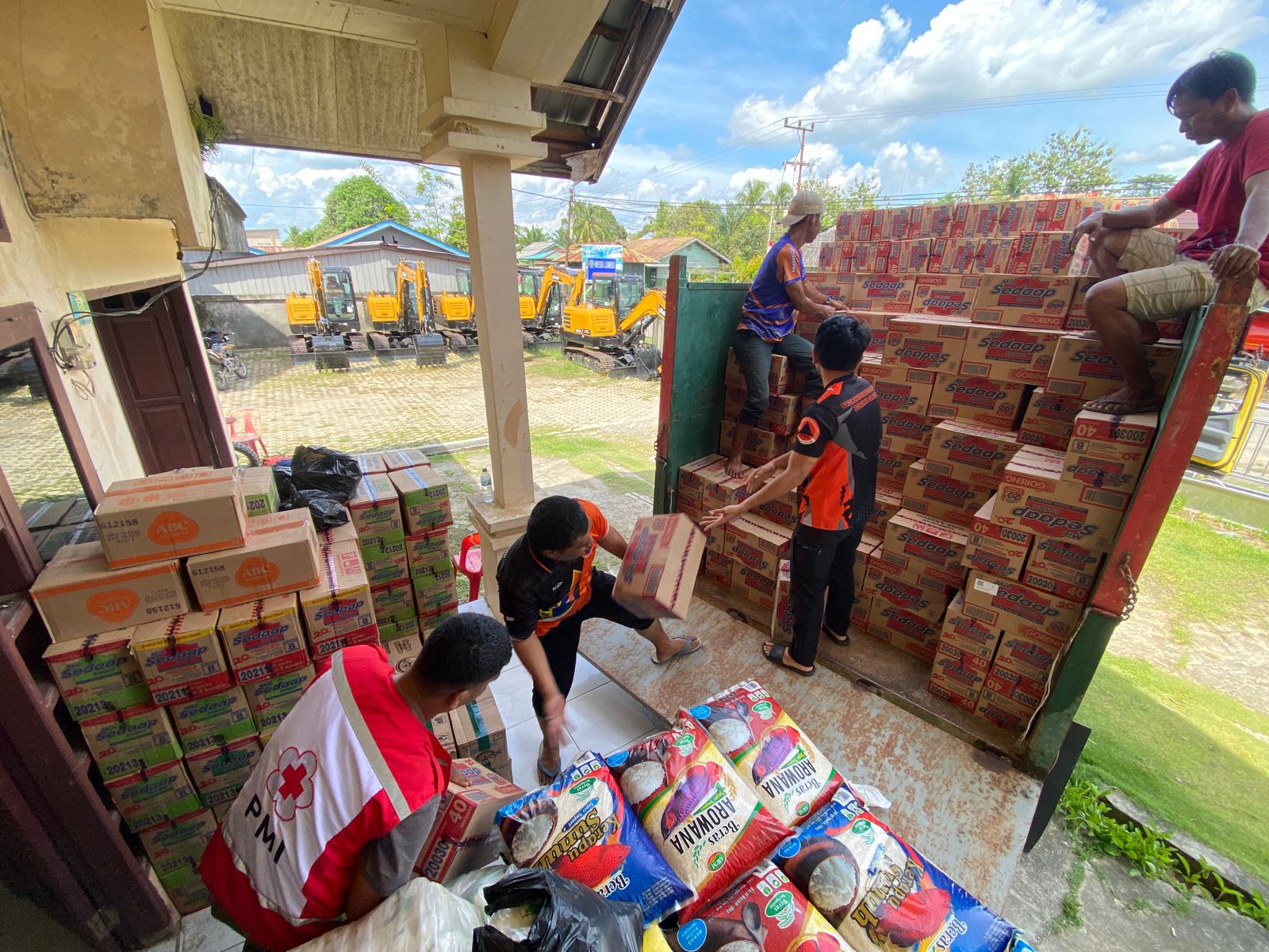 Petugas BPBD saat menyalurkan bantuan kepada warga Sembakung